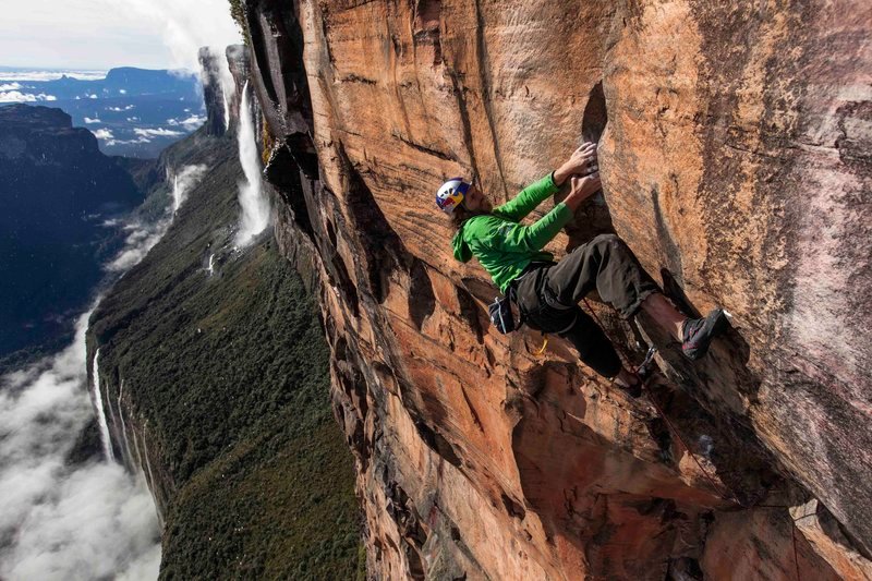 Ein packender Abenteuerfilm über die Faszination des Freikletterns und eine Hommage an die atemberaubende Natur rund um den Tafelberg Roraima im Dreiländereck Brasilien, Venezuela und Guyana. Mit ‚Jäger des Augenblicks‘ gelang dem Team um Regisseur Philipp Manderla und die Kameramänner Kolja Brandt und Franz Hinterbrandner ein intensiver Abenteuerfilm, der wie kein anderer zuvor eine unmittelbare Nähe zu den Protagonisten herstellt. Der Sportkletterer Stefan Glowacz bricht mit seinen langjährigen Partnern Kurt Albert und Holger Heuber zu einer Expedition zum sagenumwobenen Roraima Tepui auf. Eine Reise, die die Männer an ihre physischen und psychischen Grenzen führen wird … Die Dokumentation zeigt nicht nur das außergewöhnliche und gefährliche Vorhaben der Kletterer sondern bringt zudem auf einfühlsame Weise deren Persönlichkeit zum Ausdruck. – Bild: Klaus Fengler Ein packender Abenteuerfilm über die Faszination des Freikletterns und eine Hommage an die atemberaubende Natur rund um den Tafelberg Roraima im Dreiländereck Brasilien, Venezuela und Guyana. Mit ‚Jäger des Augenblicks‘ gelang dem Team um Regisseur Philipp Manderla und die Kameramänner Kolja Brandt und Franz Hinterbrandner ein intensiver Abenteuerfilm, der wie kein anderer zuvor eine unmittelbare Nähe zu den Protagonisten herstellt. Der Sportkletterer Stefan Glowacz bricht mit seinen langjährigen Partnern Kurt Albert und Holger Heuber zu einer Expedition zum sagenumwobenen Roraima Tepui auf. Eine Reise, die die Männer an ihre physischen und psychischen Grenzen führen wird … Die Dokumentation zeigt nicht nur das außergewöhnliche und gefährliche Vorhaben der Kletterer sondern bringt zudem auf einfühlsame Weise deren Persönlichkeit zum Ausdruck. – Bild: Klaus Fengler