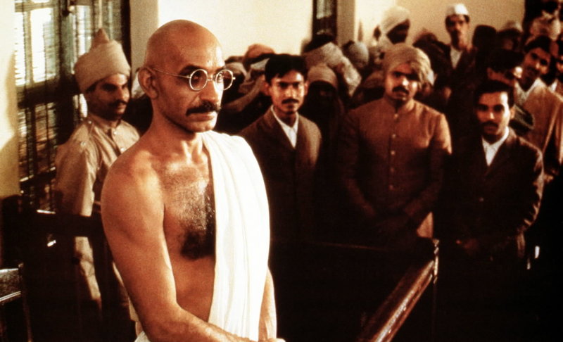 Der Kampf gegen die britische Kolonialherrschaft endet für Mahatma Gandhi (Ben Kingsley) mehrmals vor Gericht ... – Bild: ProSieben Media AG Der Kampf gegen die britische Kolonialherrschaft endet für Mahatma Gandhi (Ben Kingsley) mehrmals vor Gericht ... – Bild: ProSieben Media AG