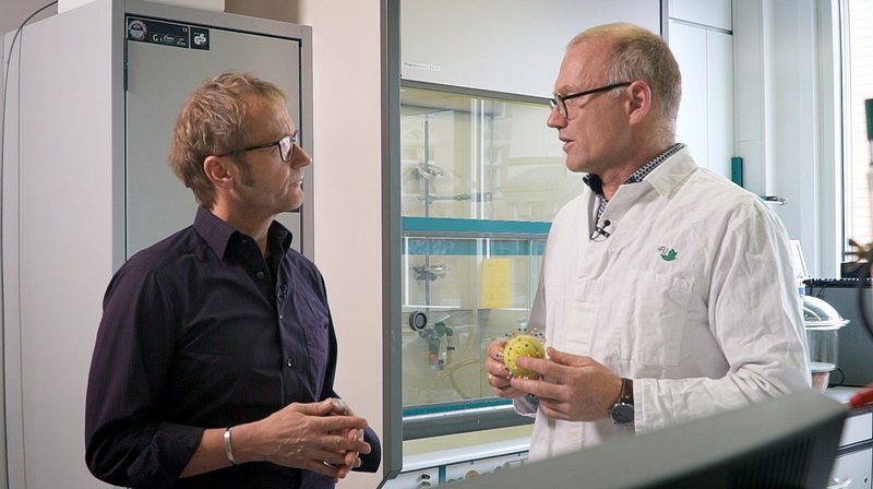 Kai Diezemann mit Chemieprofessor Andreas Fath in seinem Labor an der Hochschule Furtwangen. – Bild: BR/SWR Kai Diezemann mit Chemieprofessor Andreas Fath in seinem Labor an der Hochschule Furtwangen. – Bild: BR/SWR