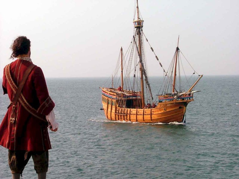 Black Sam Bellamy (Roger Strong) und sein Schiff, die Whydah. – Bild: ZDF und Off the Fence