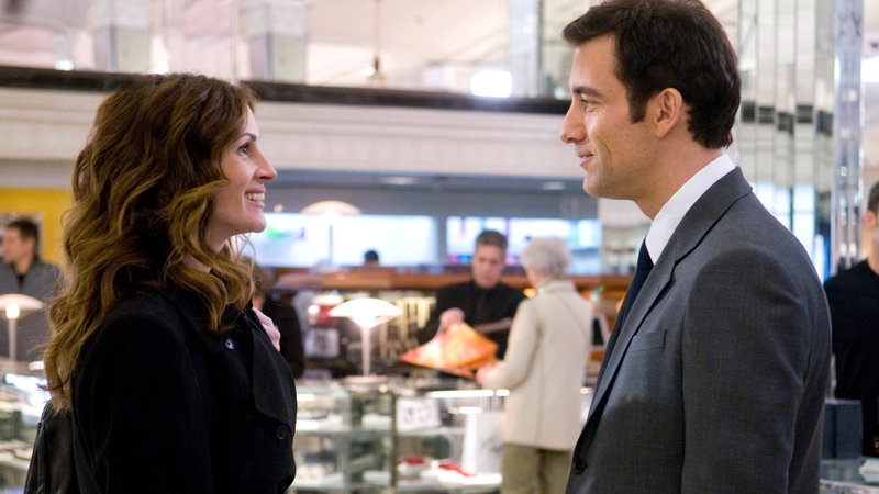 Die ehemalige CIA-Agentin Claire Stenwick (Julia Roberts) und der Ex-MI6-Spion Ray Koval (Clive Owen) haben sich beruflich neu orientiert. Statt für die Regierung zu arbeiten, steht ihnen der Sinn jetzt nach dem Gegenteil: Als Sicherheitsberater zweier Konzernriesen planen sie gemeinsam, die Wirtschaftsbosse gegeneinander aufzubringen.. – Bild: RTL II Die ehemalige CIA-Agentin Claire Stenwick (Julia Roberts) und der Ex-MI6-Spion Ray Koval (Clive Owen) haben sich beruflich neu orientiert. Statt für die Regierung zu arbeiten, steht ihnen der Sinn jetzt nach dem Gegenteil: Als Sicherheitsberater zweier Konzernriesen planen sie gemeinsam, die Wirtschaftsbosse gegeneinander aufzubringen.. – Bild: RTL II