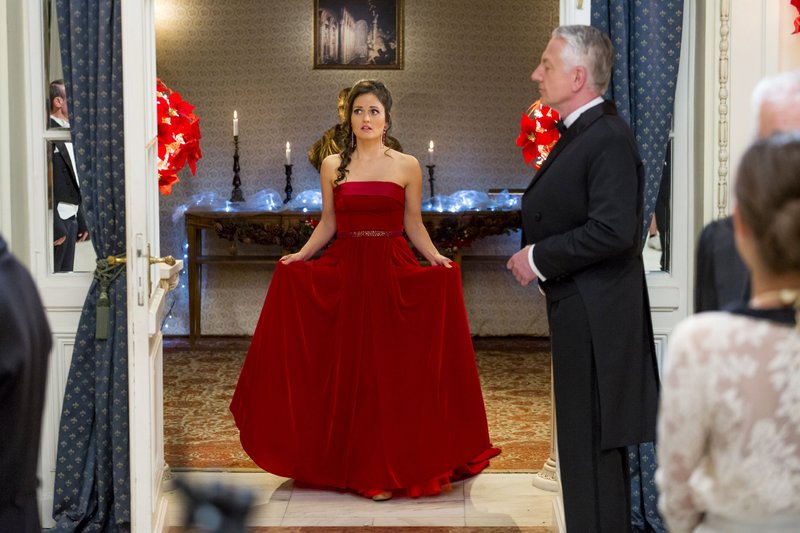 Noch etwas befangen betritt Allie (Danica McKellar) unter den Augen von Fergus (Pavel Douglas) und vielen Gästen den Raum und ahnt nicht, wie bezaubernd sie ist. – Bild: MG RTL D / © 2015 Maid Pro Noch etwas befangen betritt Allie (Danica McKellar) unter den Augen von Fergus (Pavel Douglas) und vielen Gästen den Raum und ahnt nicht, wie bezaubernd sie ist. – Bild: MG RTL D / © 2015 Maid Pro
