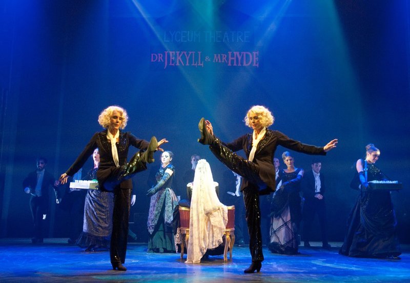 Nie allein, immer zu zweit: Schlußszene mit den Kessler-Zwillingen, Alice (links) und Ellen (rechts) in „Dr. Jekyll e Mr. Hyde“, Rom Teatro Eliseo, 2011. – Bild: SWR/​Teresa Rizzo