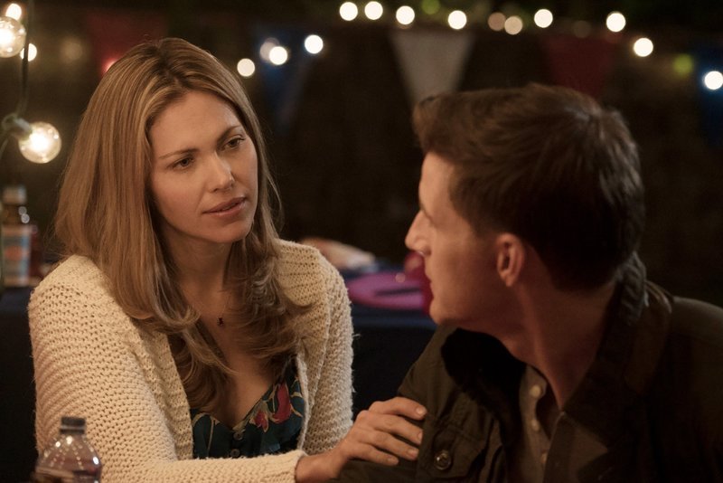 Carley (Pascale Hutton) und Travis Hall (Sam Jaeger) Die Verwendung des sendungsbezogenen Materials ist nur mit dem Hinweis und Verlinkung auf TVNOW gestattet. – Bild: TVNOW / 2017 Sony Pictures Worldwide Acquisitions Inc. Carley (Pascale Hutton) und Travis Hall (Sam Jaeger) Die Verwendung des sendungsbezogenen Materials ist nur mit dem Hinweis und Verlinkung auf TVNOW gestattet. – Bild: TVNOW / 2017 Sony Pictures Worldwide Acquisitions Inc.