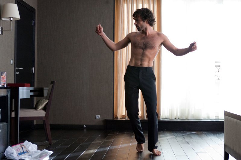 Der lässige Alex (Romain Duris) nimmt das Leben von der lockeren Seite. – Bild: rbb/​Degeto/​Universal