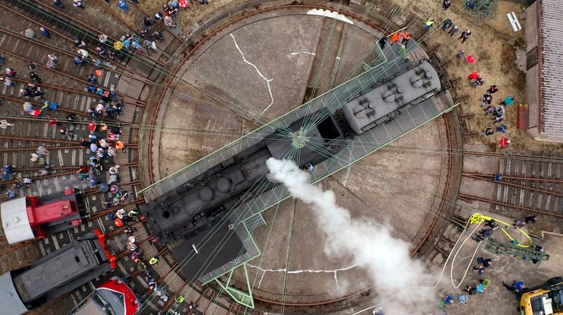 WDR Fernsehen DER WILDE OSTEN – ABENTEUER OSTWESTFALEN, Ein Film von Peter Wejdling, am Freitag (24.04.20) um 20:15 Uhr. Beim Viaduktfest in Altenbeken treffen sich Dampflokfans aus ganz Deutschland zum Stelldichein der dampfenden Riesen. © WDR/2Pilots, honorarfrei – Verwendung gemäß der AGB im engen inhaltlichen, redaktionellen Zusammenhang mit genannter WDR-Sendung bei Nennung „Bild: WDR/2Pilots“ (S2+). WDR Kommunikation/Redaktion Bild, Köln, Tel: 0221/220 -7132 oder -7133, Fax: -777132, bildredaktion@wdr.de – Bild: WDR/2Pilots / WDR Kommunikation/Redaktion Bild WDR Fernsehen DER WILDE OSTEN – ABENTEUER OSTWESTFALEN, Ein Film von Peter Wejdling, am Freitag (24.04.20) um 20:15 Uhr. Beim Viaduktfest in Altenbeken treffen sich Dampflokfans aus ganz Deutschland zum Stelldichein der dampfenden Riesen. © WDR/2Pilots, honorarfrei – Verwendung gemäß der AGB im engen inhaltlichen, redaktionellen Zusammenhang mit genannter WDR-Sendung bei Nennung „Bild: WDR/2Pilots“ (S2+). WDR Kommunikation/Redaktion Bild, Köln, Tel: 0221/220 -7132 oder -7133, Fax: -777132, bildredaktion@wdr.de – Bild: WDR/2Pilots / WDR Kommunikation/Redaktion Bild