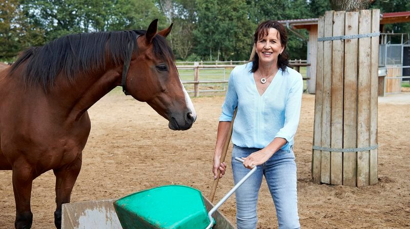 Gastgeberin Annette Böger führt einen Pferdehof in Gescher im Münsterland. – Bild: WDR/​Melanie Grande