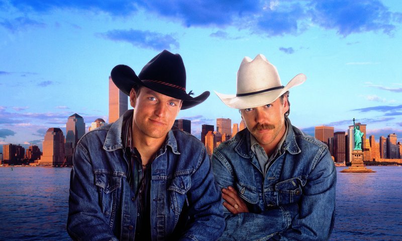 Wilder Westen in New York! Pepper (Woody Harrelson, l.) und Sonny (Kiefer Sutherland, r.), zwei texanische Rodeoreiter, zwei Konkurrenten, zwei Freunde fürs Leben … – Bild: Puls 4