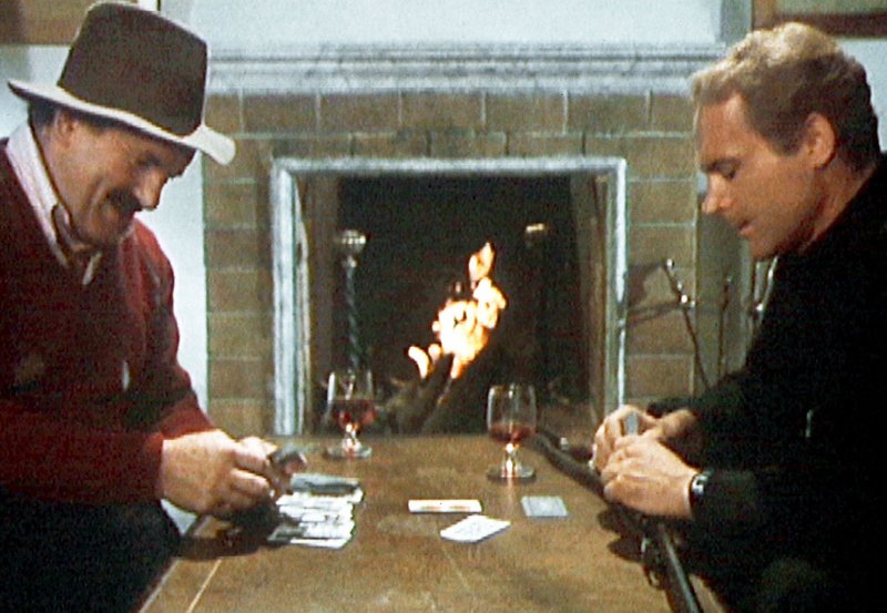 Don Camillo (Terence Hill, re.) und Peppone (Colin Blakely) spielen mit gezinkten Karten. – Bild: WDR Don Camillo (Terence Hill, re.) und Peppone (Colin Blakely) spielen mit gezinkten Karten. – Bild: WDR