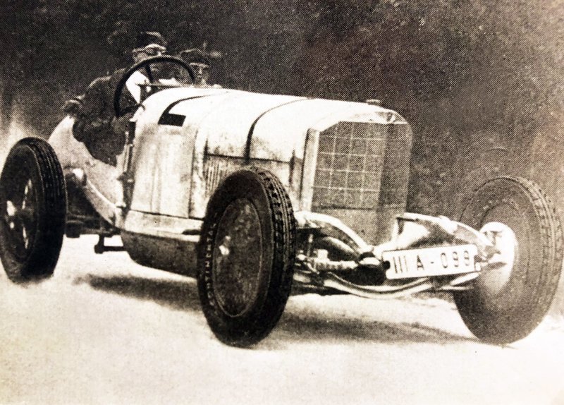 Adolf Rosenberger im Mercedes GP-Rennwagen, Typ „Großmutter“. – Bild: SWR/​Eberhard Reuß