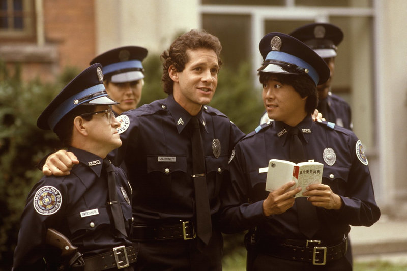 Der Bundesstaat, in dem sich die Police Academy befindet, hat derzeit zwei Polizeischulen. Doch eine soll geschlossen werden und die Leistungen von Sergeant Mahoney (Steve Guttenberg, M.) und den Kadetten stehen auf dem Prüfstand... – Bild: Puls 4 Der Bundesstaat, in dem sich die Police Academy befindet, hat derzeit zwei Polizeischulen. Doch eine soll geschlossen werden und die Leistungen von Sergeant Mahoney (Steve Guttenberg, M.) und den Kadetten stehen auf dem Prüfstand... – Bild: Puls 4