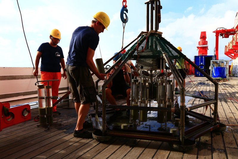 Auf der Suche nach Schadstoffen im Meeresboden – aus über 2000 Meter Tiefe. – Bild: BR/Jan Kerckhoff Auf der Suche nach Schadstoffen im Meeresboden – aus über 2000 Meter Tiefe. – Bild: BR/Jan Kerckhoff