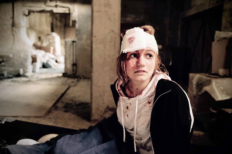 Die schwer verletzte Geisel Alina Burg (Leonie Wesselow) hofft verzweifelt auf ihre Befreiung. – Bild: Bernd Schuller /​ ORF /​ ZDF