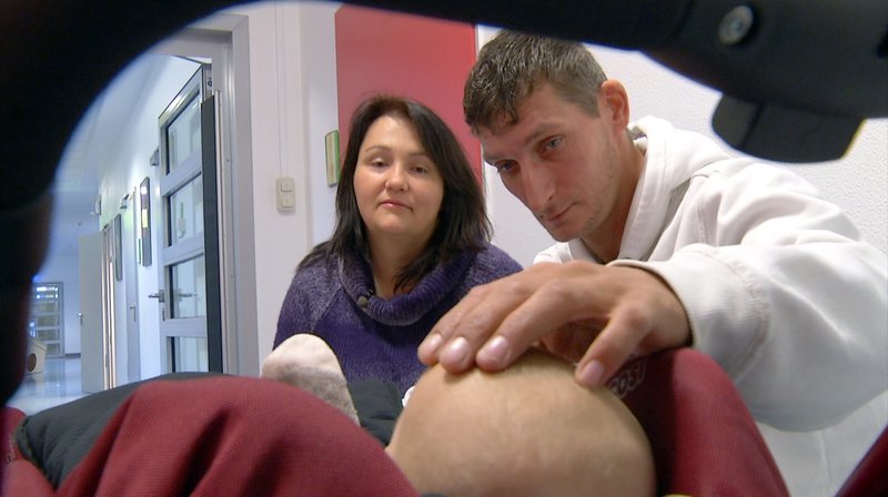 Marie ist drei Monate alt, als sie plötzlich in akuter Lebensgefahr schwebt: Gallengangatresie, eine seltene Erkrankung, die den Körper langsam vergiftet. Ihre Zwillingsschwester Mia dagegen ist kerngesund. Nach einer Notoperation ist klar: Marie kann nur überleben, wenn sie schnell eine neue Leber bekommt. Rund um die Uhr wird das Baby nun in der Uniklinik Essen medizinisch betreut. Die Eltern Tanja und Daniel Hoffmann weichen kaum von ihrer Seite. – Bild: WDR/​Kilimann TV