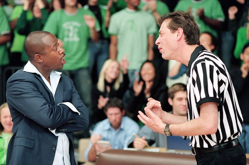Trainer Roy (Martin Lawrence, l.) diskutiert mit dem Schiedsrichter (Fred Stoller) über die Regeln des Basketballs. – Bild: RTL
