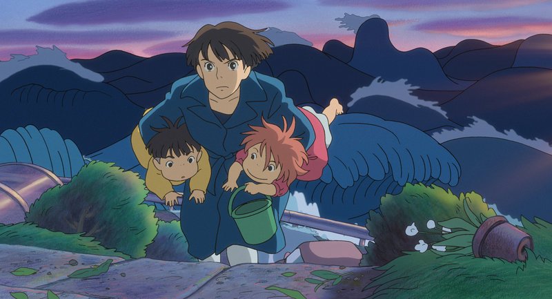 Lisa bringt Sosuke (links) und Ponyo (rechts), die sich in ein kleines Mädchen verwandelt hat, vor dem Taifun in Sicherheit. – Bild: ZDF/​Hayao Miyazaki
