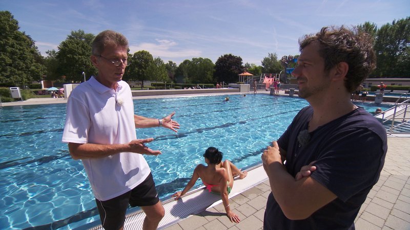 Herr B. , der Leiter des Erlebnisbades Aquasplash Traiskirchen im Gespräch mit „Am Schauplatz“ -Reporter Simon Schennach. – Bild: ORF