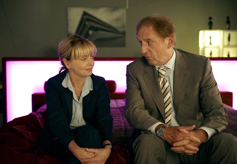 hr-fernsehen ZWEI ÜBERN BERG, Spielfilm, Deutschland 2012, Regie: Torsten C. Fischer, am Samstag (19.04.14) um 12:30 Uhr. Alfons (Günther Maria Halmer), weiß, dass er seiner Sekretärin Hannah (Gisela Schneeberger) in allen Lebenslagen vertrauen kann. – Bild: HR/Degeto/BR/Walter Wehner hr-fernsehen ZWEI ÜBERN BERG, Spielfilm, Deutschland 2012, Regie: Torsten C. Fischer, am Samstag (19.04.14) um 12:30 Uhr. Alfons (Günther Maria Halmer), weiß, dass er seiner Sekretärin Hannah (Gisela Schneeberger) in allen Lebenslagen vertrauen kann. – Bild: HR/Degeto/BR/Walter Wehner