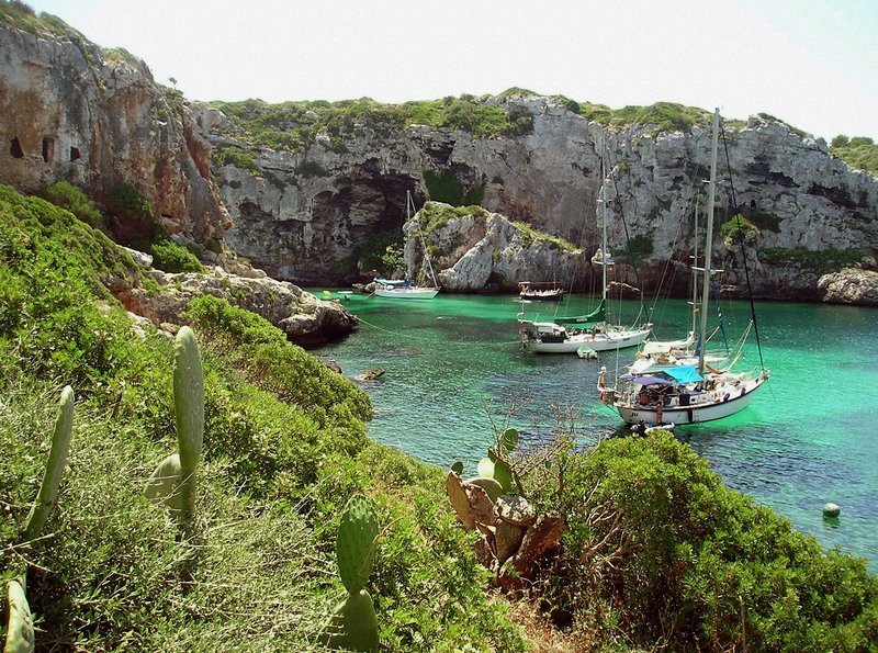 hr-fernsehen ISLAS BONITAS – SPANIENS SCHÖNE INSELN, am Freitag (13.04.12) um 20:15 Uhr. Blick auf die Bucht Cales Coves auf Menorca. – Bild: HR/​Dagmar Hase