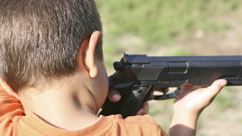 Einige Waffenmodelle werden extra an den kleineren Körperbau von Heranwachsenden angepasst, es gibt Jagdcamps und Wettkämpfe für Kinder. – Bild: N24 Doku