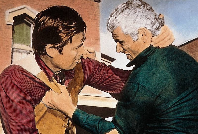 Der entflohene Haeftling Bleeker (Fess Parker, li.) soll helfen, den Guerilla-Fuehrer Darcy (Jeff Chandler, re.) dingfest zu machen. – Bild: TM3+ Der entflohene Haeftling Bleeker (Fess Parker, li.) soll helfen, den Guerilla-Fuehrer Darcy (Jeff Chandler, re.) dingfest zu machen. – Bild: TM3+