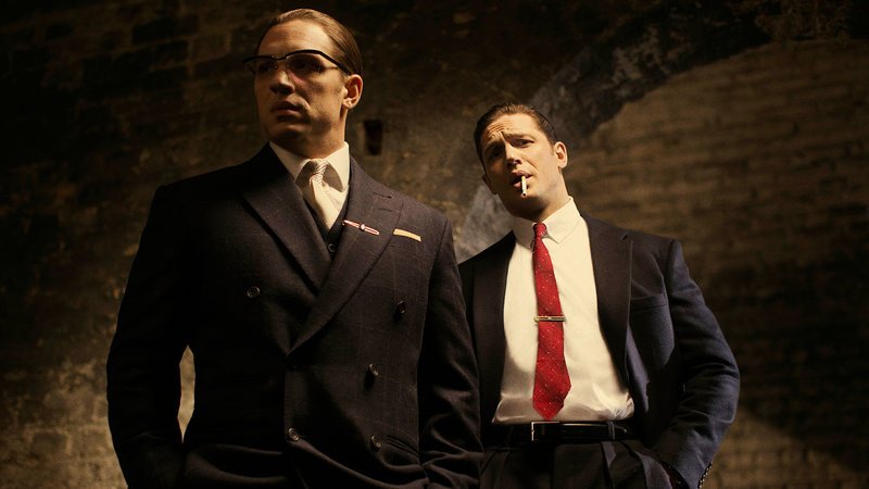 Tom Hardy as Reggie Kray /​ Ron Kray – Bild: 2015 Entertainment One Benelux. All Rights Reserved.
