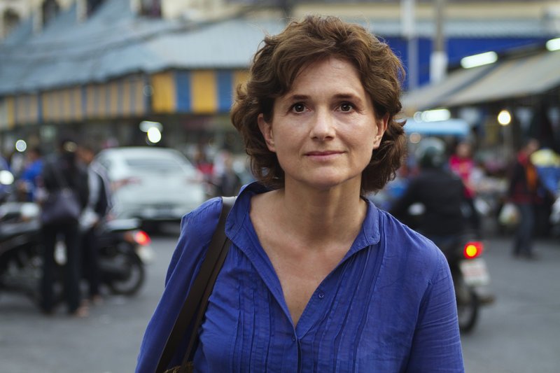 Annegret (Victoria Trauttmansdorff) ist auf der Suche nach ihrem Sohn in Isaan angekommen. – Bild: ZDF und Yoliswa von Dallwitz