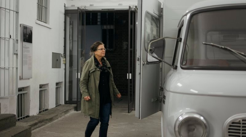 Ulrike Poppe im ehemaligen Stasi-Gefängnis Hohenschönhausen – Bild: MDR/NFP Ulrike Poppe im ehemaligen Stasi-Gefängnis Hohenschönhausen – Bild: MDR/NFP