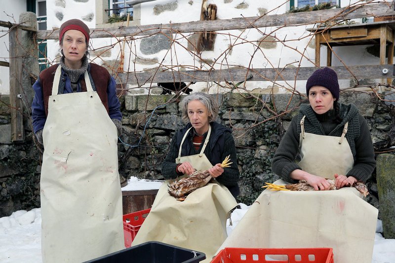 Zur ARTE-Sendung Der Tote am Teich 6: Auch die Cousinen von Ahorner (Karola Niederhuber, Martina Spitzer, Wiltrud Schreiner, v.l.) sind nicht ganz unverdächtig. Geli Pfoser (Karola Niederhuber, li.) hatte den Toten sogar auf ihrem Hof beherbergt. © Filmstills.at/Petro Domenigg Foto: ARTE/ORF Honorarfreie Verwendung nur im Zusammenhang mit genannter Sendung und bei folgender Nennung „Bild: Sendeanstalt/Copyright“. Andere Verwendungen nur nach vorheriger Absprache: ARTE-Bildredaktion, Silke Wölk Tel.: +33 3 881 422 25, E-Mail: bildredaktion@arte.tv – Bild: ARTE/ORF Zur ARTE-Sendung Der Tote am Teich 6: Auch die Cousinen von Ahorner (Karola Niederhuber, Martina Spitzer, Wiltrud Schreiner, v.l.) sind nicht ganz unverdächtig. Geli Pfoser (Karola Niederhuber, li.) hatte den Toten sogar auf ihrem Hof beherbergt. © Filmstills.at/Petro Domenigg Foto: ARTE/ORF Honorarfreie Verwendung nur im Zusammenhang mit genannter Sendung und bei folgender Nennung „Bild: Sendeanstalt/Copyright“. Andere Verwendungen nur nach vorheriger Absprache: ARTE-Bildredaktion, Silke Wölk Tel.: +33 3 881 422 25, E-Mail: bildredaktion@arte.tv – Bild: ARTE/ORF