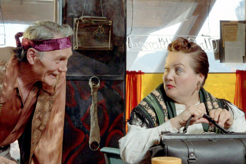 Der Kulissenmaler Rudi Cox (Jack Palance) hat sich in Jasmin (Marianne Sägebrecht) verliebt. – Bild: ARD / © 1987, Pelemele Film/Pro-ject Filmproduktion Der Kulissenmaler Rudi Cox (Jack Palance) hat sich in Jasmin (Marianne Sägebrecht) verliebt. – Bild: ARD / © 1987, Pelemele Film/Pro-ject Filmproduktion