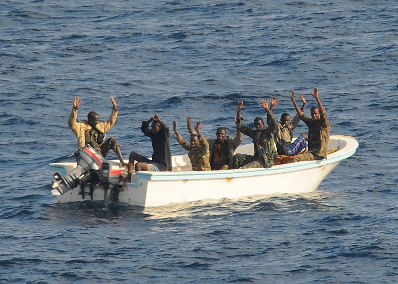 090211-N-1082Z-111 GULF OF ADEN (Feb. 11, 2009) ?Suspected pirates keep their hands in the air as directed by the guided-missile cruiser USS Vella Gulf (CG 72) as the visit, board, search and seizure (VBSS) team prepares to apprehend them. Vella Gulf is the flagship for Combined Task Force 151, a multi-national task force conducting counterpiracy operations to detect and deter piracy in and around the Gulf of Aden, Arabian Gulf, Indian Ocean and Red Sea. It was established to create a maritime lawful order and develop security in the maritime environment. (U.S. Navy photo by Mass Communications Specialist 2nd Class Jason R. Zalasky/​Released) – Bild: MC2 Jason R. Zalasky /​ U.S. Navy /​ Navy Visual News Service (NVNS)