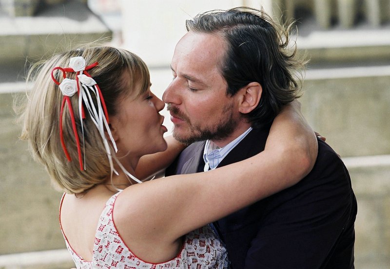 MDR Fernsehen IN LIEBE EINE EINS, am Mittwoch (01.02.12) um 23:35 Uhr. Hochzeitsglocken und ein glückliches Paar: Leni (Anna Loos) heiratet Hagen Frey(Thomas Schmauser). – Bild: MDR/​Conny Klein