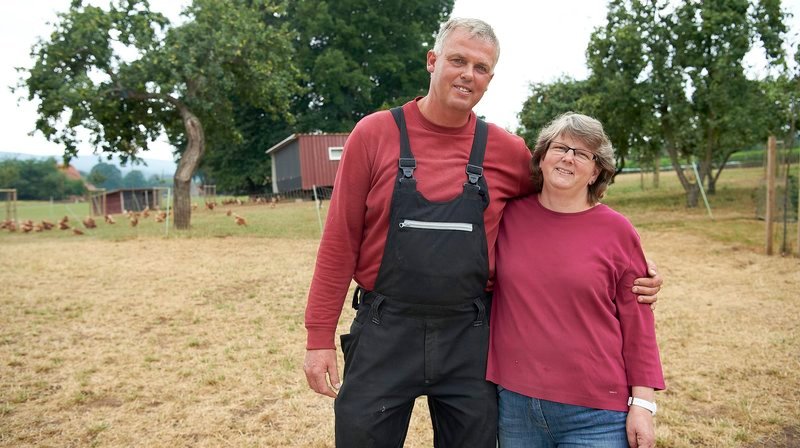 Gastgeberin Ines Neyer mit ihrem Mann Jörg vom Windmühlenhof im Tecklenburger Land. – Bild: WDR/​Melanie Grande