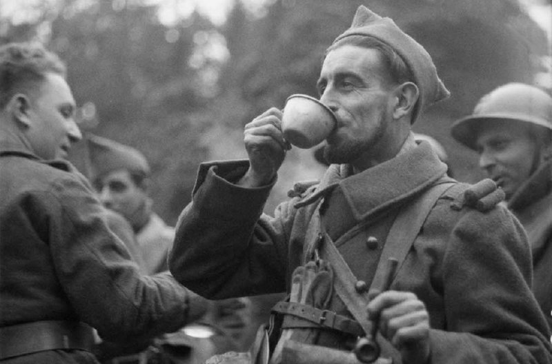 An der Westfront rührt sich im September 1939 wenig: Offiziere und Soldaten versuchen, den Krieg auszusitzen. – Bild: arte