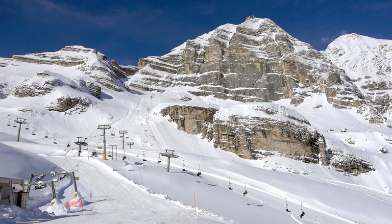 Im Skigebiet Ra Valles in Cortina mit der Tofana di Mezzo im Hintergrund. – Bild: BR/​HR/​Rolf Bickel