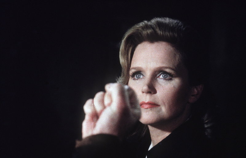 Die Psychiaterin Dr. Zonfeld (Lee Remick) versucht ihren Patienten, der durch bloße Gedankenkraft Katastrophen herbeiführen kann, zu töten. Doch das ist gar nicht so einfach ... – Bild: 2000 Universal Studios Lizenzbild frei Die Psychiaterin Dr. Zonfeld (Lee Remick) versucht ihren Patienten, der durch bloße Gedankenkraft Katastrophen herbeiführen kann, zu töten. Doch das ist gar nicht so einfach ... – Bild: 2000 Universal Studios Lizenzbild frei