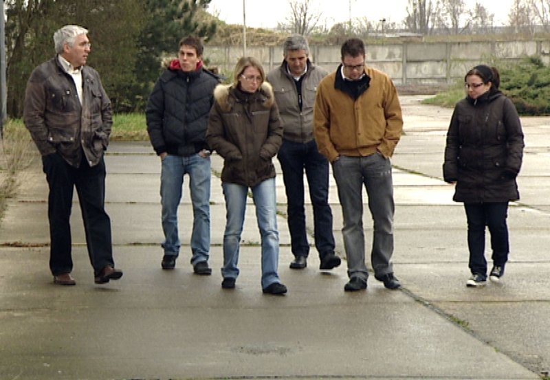 Brüder Gross und Kinder des Opfers am Tatort. – Bild: MDR Brüder Gross und Kinder des Opfers am Tatort. – Bild: MDR