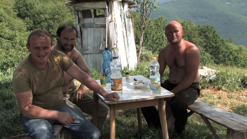 Die drei Brüder Dragan, Zoran und Rodoljub auf der Bank vor ihrem Haus – Bild: ORF