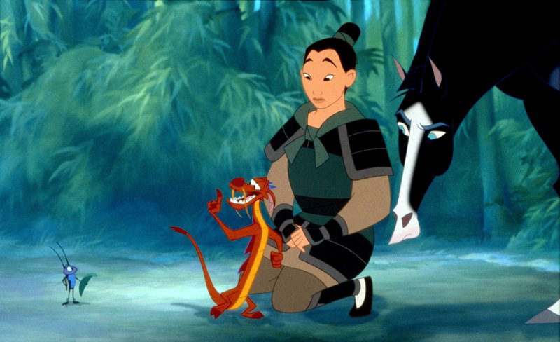 "Mulan", China, vor 2000 Jahren. Die Hunnen sind eingefallen. Soldaten werden rekrutiert. Die bildhübsche Mulan fasst einen mutigen Entschluss: Sie verkleidet sich als Mann, um an Stelle ihres gebrechlichen Vaters gegen die brutalen Eindringlinge zu kämpfen. Gemeinsam mit ihrem Pferd Khan, der vorwitzigen Grille Kriki und dem kecken Mini-Drachen Mushu zieht Mulan in ein aufregendes Abenteuer. – Bild: ORF "Mulan", China, vor 2000 Jahren. Die Hunnen sind eingefallen. Soldaten werden rekrutiert. Die bildhübsche Mulan fasst einen mutigen Entschluss: Sie verkleidet sich als Mann, um an Stelle ihres gebrechlichen Vaters gegen die brutalen Eindringlinge zu kämpfen. Gemeinsam mit ihrem Pferd Khan, der vorwitzigen Grille Kriki und dem kecken Mini-Drachen Mushu zieht Mulan in ein aufregendes Abenteuer. – Bild: ORF