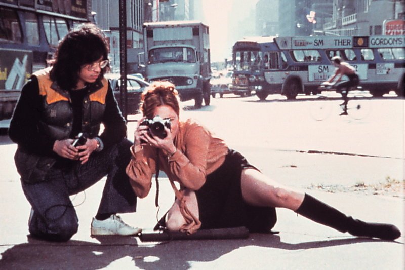 Die gefragte Modefotografin Laura Mars (Faye Dunaway, r.) schockiert mit Bildern, die ihre Models halbnackt in Katastrophen-Szenen zeigen … – Bild: Columbia Pictures Lizenzbild frei