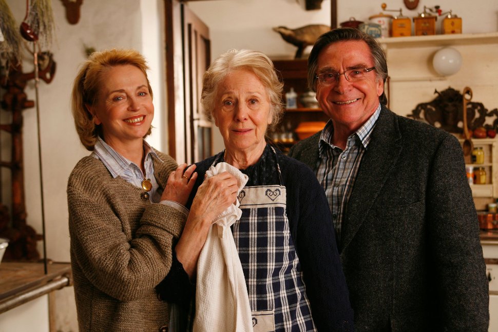Gisela Schneeberger (Walli Gräfin von Felsen-Hepp), Bibiana Zeller (Rosemarie), Elmar Wepper (Wendel Overmann). – Bild: ORF