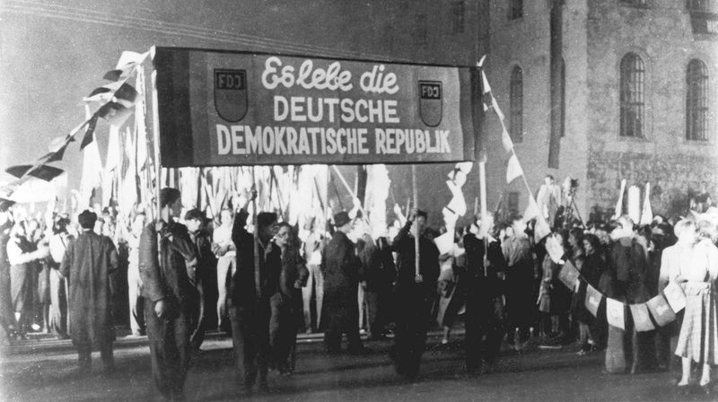 Die Gründung der DDR feiert die FDJ mit einer Massenkundgebung mit Fackelzug Unter den Linden in Ostberlin. – Bild: MDR/​rbb/​WDR/​picture alliance/​AP