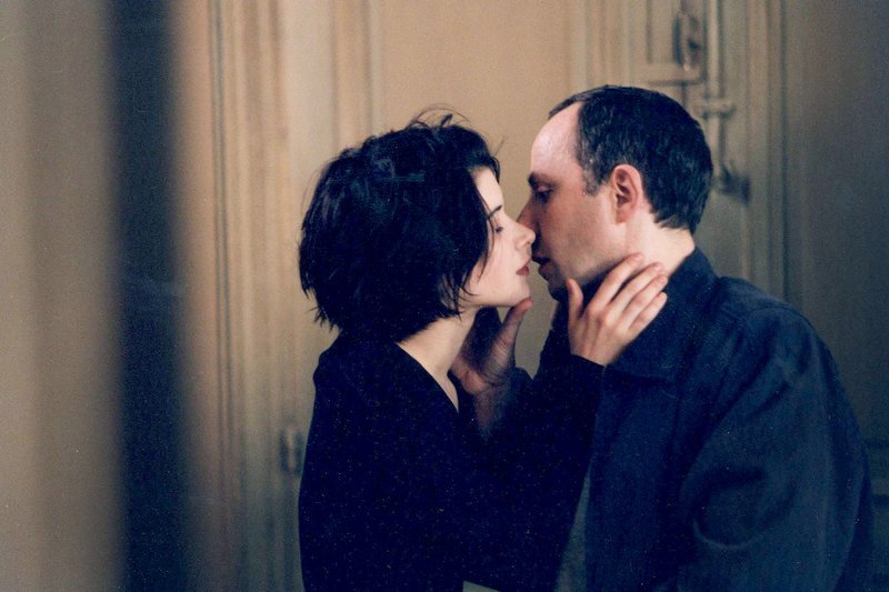 Didier (Fabrice Luchini) lässt sich fatalerweise mit Aurélie (Valentina Cervi), der Tochter eines bekannten Literaturkritikers, ein. – Bild: ARTE France 