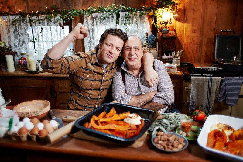 Jamies italienische Weihnachten Jamie Oliver und Gennaro Contaldo SRF/fremantle/David Loftus – Bild: SRF2 Jamies italienische Weihnachten Jamie Oliver und Gennaro Contaldo SRF/fremantle/David Loftus – Bild: SRF2