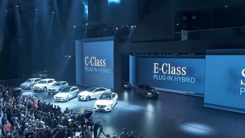 Auf der IAA präsentiert die Autoindustrie neue Elektroautos. – Bild: ZDF und Kobalt Film.