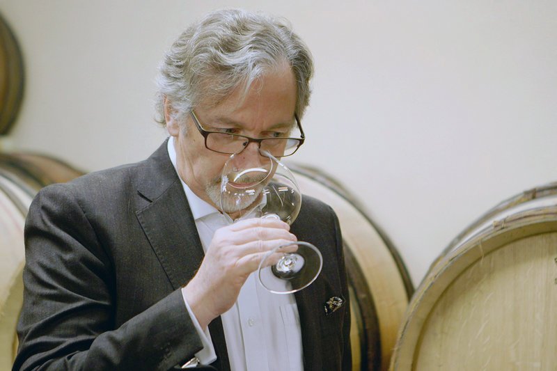 Der Winzer Laurent Ponsot wurde selbst zum Opfer eines Weinfälschers und stellt nun eigene Recherchen an.Zur ARTE-Sendung Etikettenschwindel Der große Weinskandal 1772828: Der Winzer Laurent Ponsot wurde selbst zum Opfer eines Weinfälschers und stellt nun eigene Recherchen an. © Faites un Voeu Foto: ARTE France Honorarfreie Verwendung nur im Zusammenhang mit genannter Sendung und bei folgender Nennung „Bild: Sendeanstalt/​Copyright“. Andere Verwendungen nur nach vorheriger Absprache: ARTE-Bildredaktion, Silke Wölk Tel.: +33 3 881 422 25, E-Mail: bildredaktion@arte.tv – Bild: ARTE France /​ © Faites un Voeu