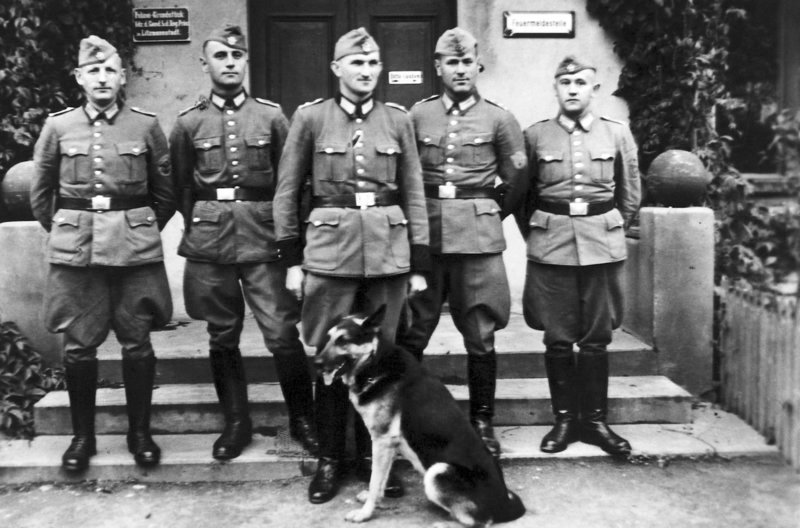 Deutsche Gendarmen in Poddembice. – Bild: PHOENIX/​ZDF/​Archiv Hans-Dieter Grabe