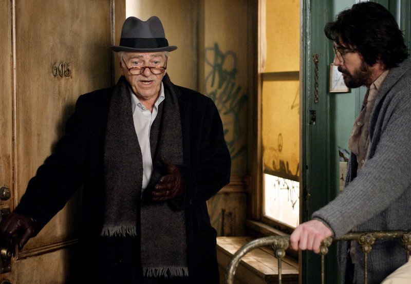 Harry (Dylan McDermott, re.) will sich von seinem Vermieter Levenspiel (Seymour Cassell) nicht aus seiner Wohnung vertreiben lassen. – Bild: ZDF und ARD Degeto Harry (Dylan McDermott, re.) will sich von seinem Vermieter Levenspiel (Seymour Cassell) nicht aus seiner Wohnung vertreiben lassen. – Bild: ZDF und ARD Degeto