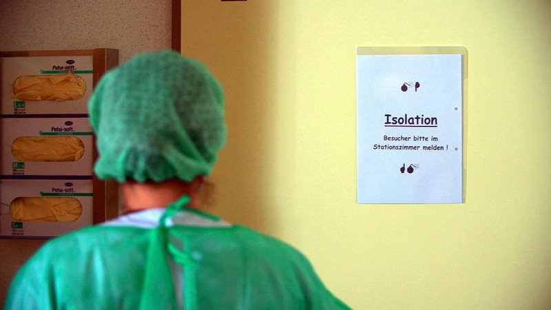 Seit der Epidemie Anfang 2015 in einem Kiel, ist jeder, der in Südeuropa in einer Klinik war, ein Risikopatient und wird vorsorglich isoliert. – Bild: ORF /​ NDR