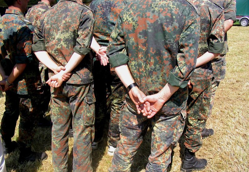Schwule Uniform-Fetischisten auf Manöver. – Bild: NDR/​Rosa von Praunheim